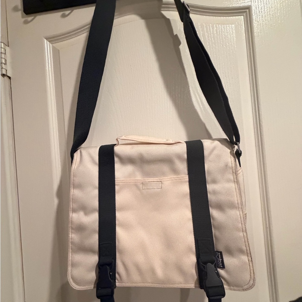 PATAGONIA BAG! Stylish Cream Messenger Bag